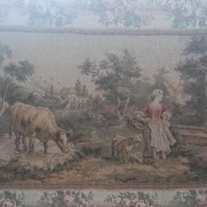Cuadro tapiz antiguo con bellas escenas y borde en flores simil petit point