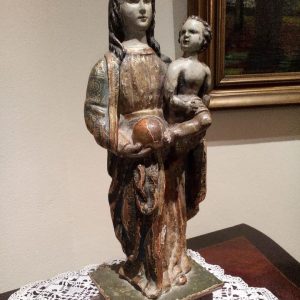 Imagen talla virgen con niño y bola madera tallada y policromada circa SXVI. Bello manto y colores.
