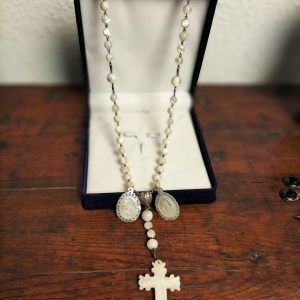 Espectacular crucifijo rosario de nácar y plata. pieza excepcional