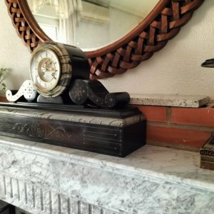 Reloj Napoleón III en mármol negro con copas jarrón en mármol