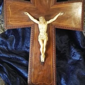 Crucifijo antiguo cruz en madera con marquetería