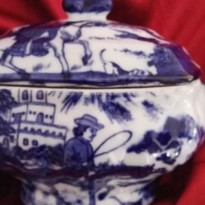 Bella caja tipo bombonera de porcelana china blanca decorada en azul difuminado