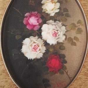 Antiguo oleo de bellas rosas enmarcadas con terciopelo color ocre