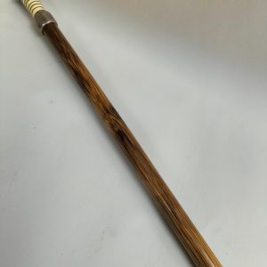 Bastón de mando antiguo de madera con empuñadura de plata