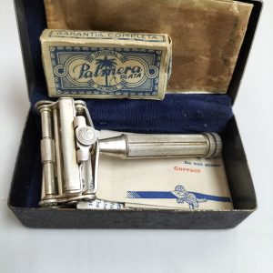 Maquinilla de afeitar antigua con acabado en plata