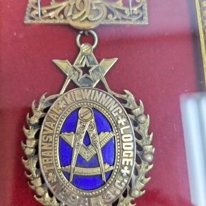 Medalla antigua con emblema masónico