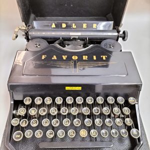 Antigua máquina de escribir Adler Favorit