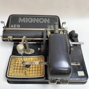 Máquina de escribir antigua AEG modelo Mignon
