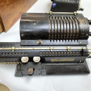 Antigua calculadora mecánica Odhner.